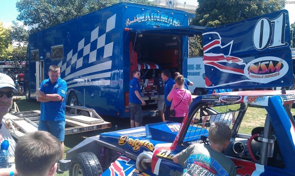 Frankie's car getting a close inspection. (Photo: Frits van Dis)