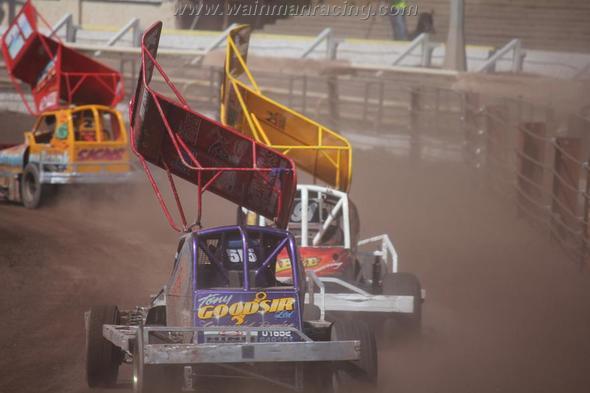 Closing in on Tony Smith on the back straight. (MF)