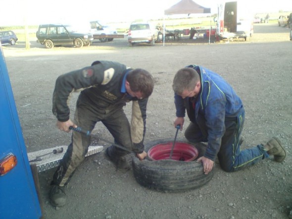 Tyre change in the pits Tyre change in the pits