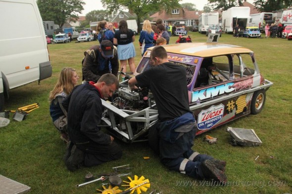All hands on deck after the big crash in Heat 1.